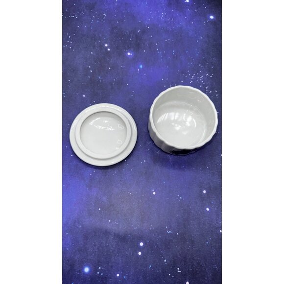 Vtg Christmas Trinket Box Floral Design Porcelain 3.5" Dia. Decor Gift Box - Picture 2 of 5